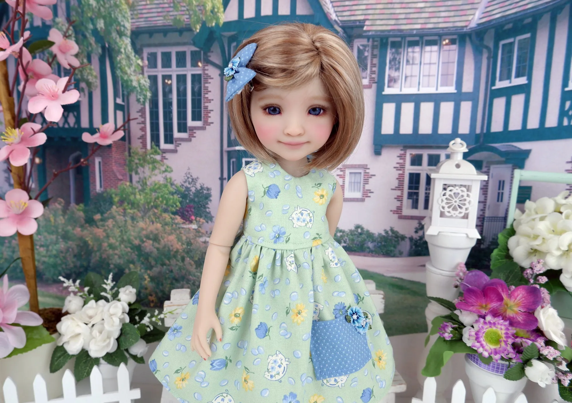 Wee Piggy - dress with sandals for Ruby Red Fashion Friends doll